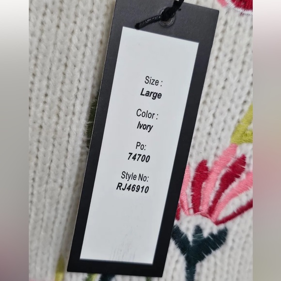 Romeo & Juliet Couture Embroidered Oversized Cozy Cottage Granny Casual Crewneck - Picture 5 of 9